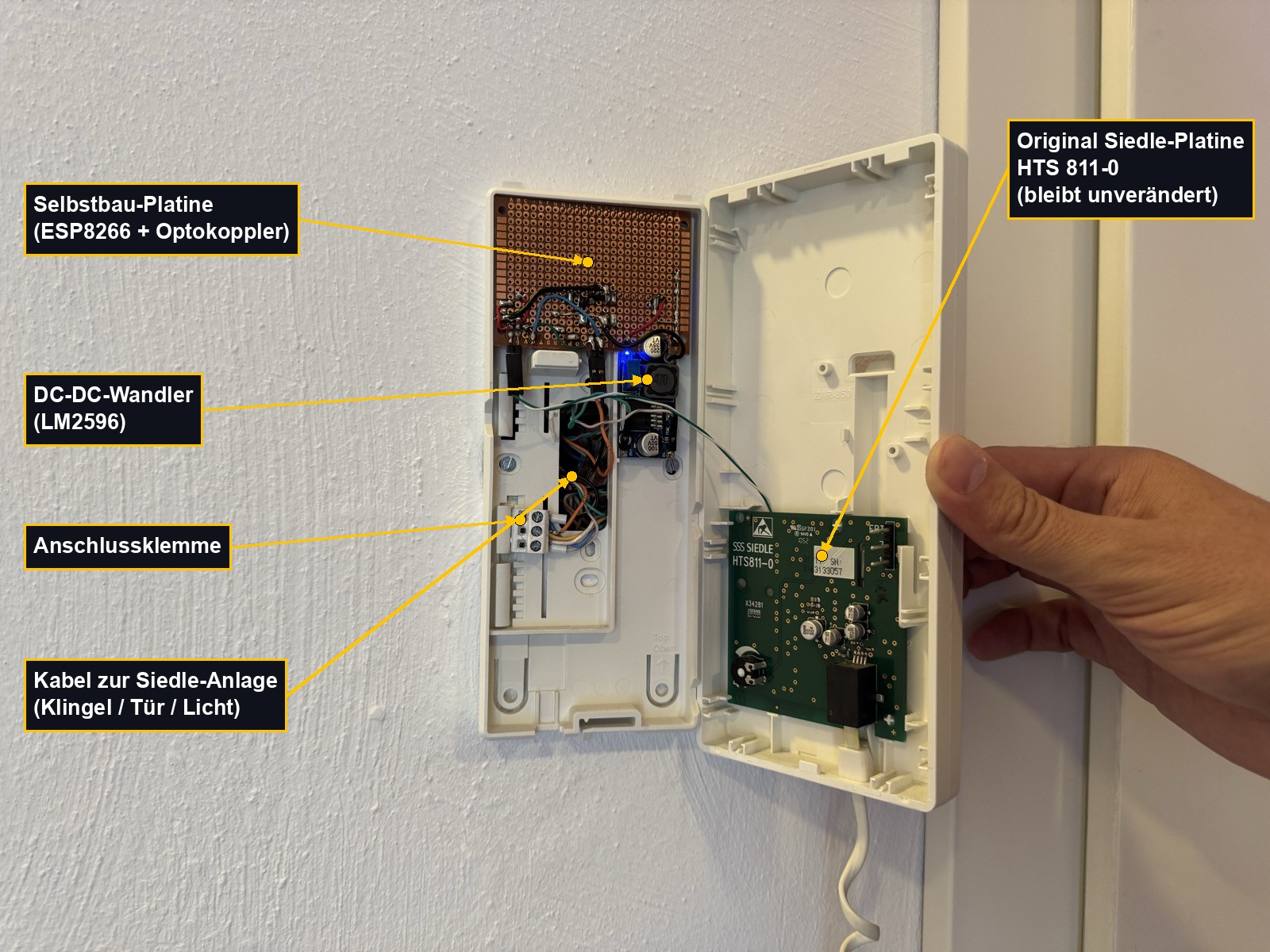 Geöffnetes Siedle-Haustelefon mit der zusätzlichen Elektronik links, die Original-Platine bleibt rechts unangetastet