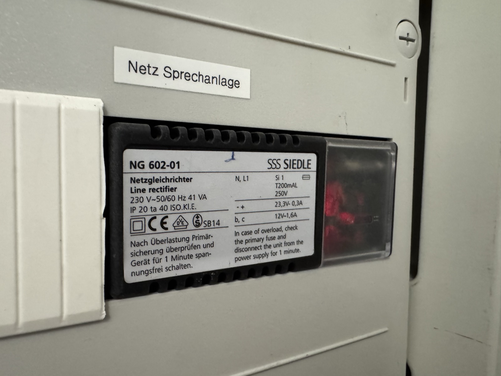 Siedle-Netzgleichrichter im Keller – zentrale Stromversorgung für die gesamte Anlage aller fünf Wohnungen