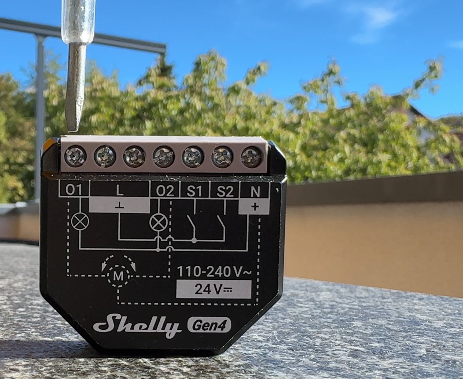 Kreuzschraubendreher in der Kombischraube eines Shelly 2PM Gen4