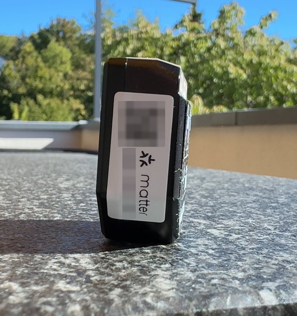 Matter-QR-Code-Aufkleber seitlich auf dem Shelly 2PM Gen4