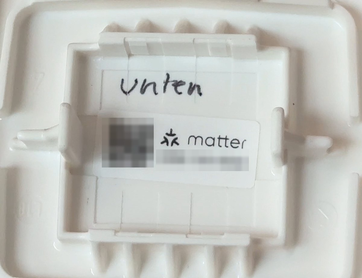 Loser Matter-Aufkleber auf der Innenseite eines Schalterdeckels, beschriftet mit „unten“